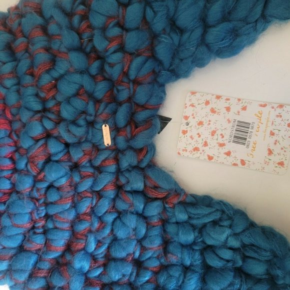 NWT Free People MOROCCAN BLUE COMBO Beanie Hat Pom Pom Knit - Picture 8 of 8